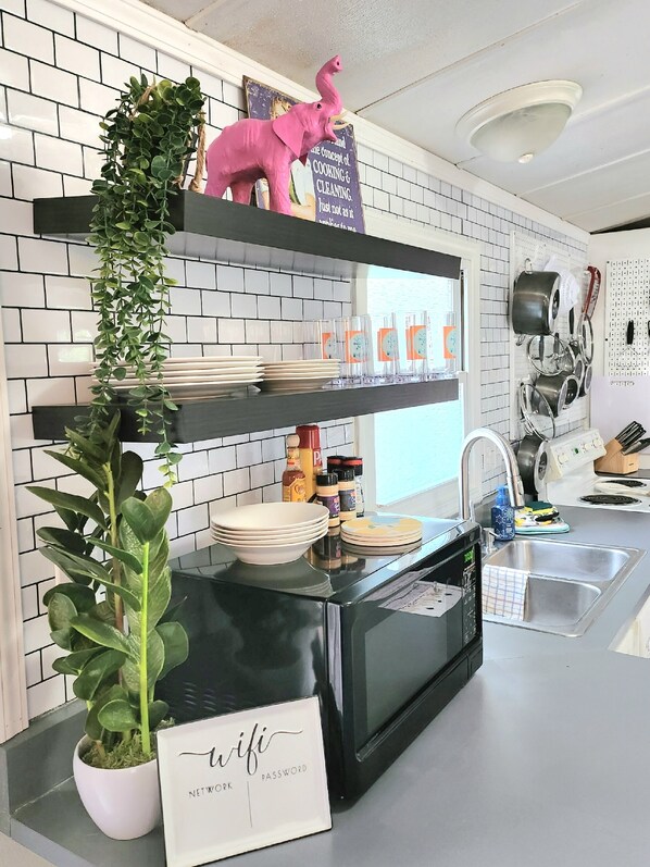 Refrigerador, microondas, horno y parrilla de estufa 