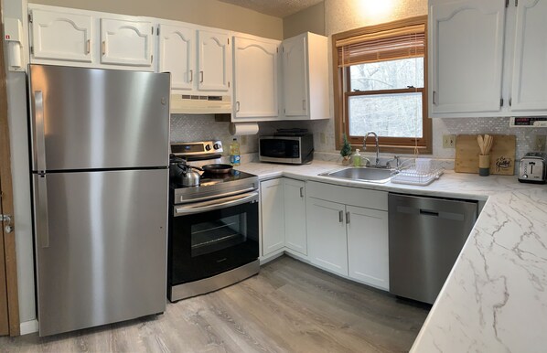 冷蔵庫、電子レンジ、オーブン、コンロ