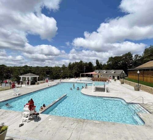 4BR, 3bath Pocono Home - Hot Tub & Arcades. Forest in back! Near Camelback