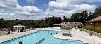 4BR, 3bath Pocono Home - Hot Tub & Arcades. Forest in back! Near Camelback