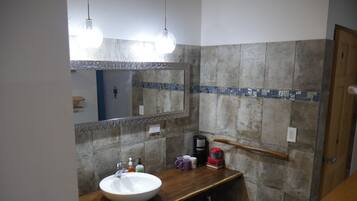 Deluxe Studio Suite | Bathroom