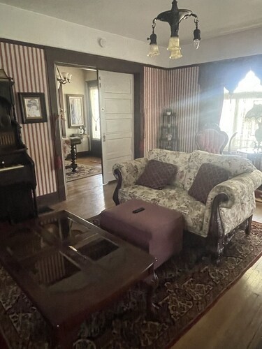 Beautiful Victorian home close to downtown Riverside!