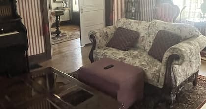 Beautiful Victorian home close to downtown Riverside!