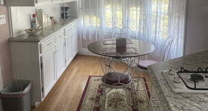 Beautiful Victorian home close to downtown Riverside!