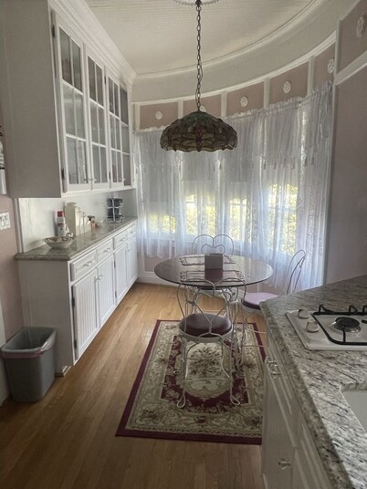 Beautiful Victorian home close to downtown Riverside!