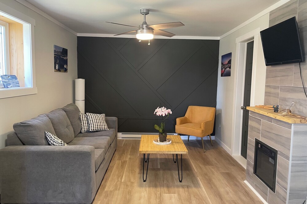 1 BRM suite w/ kitchenette + hot tub + propane fire pit - Open all year long!