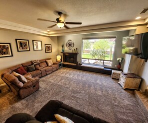Smart TV, fireplace, table football - Rams Hill Golf Course ~ Relaxing Anza-Borrego Desert Getaway! (Borrego Springs)