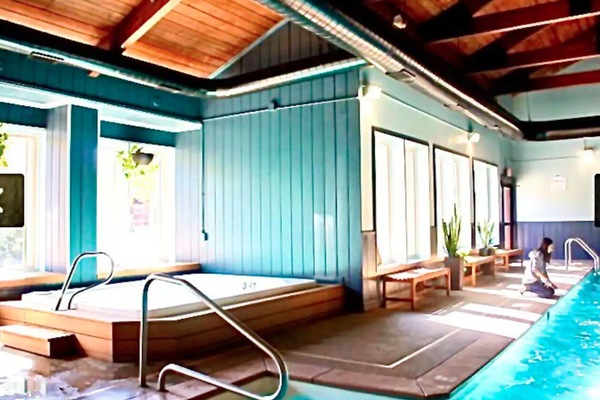 Innendørsbasseng og et oppvarmet basseng