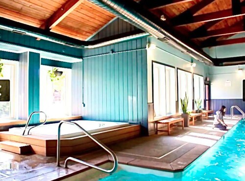 Sage Mountain Chalet w/ Resort Amenities, hot tub, pool, fire pit, BBQ!! 