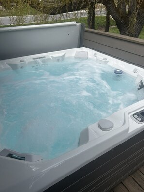 Outdoor spa tub - New to Market! Gorgeous Mountain Escape, Walk to Ski Lift, Historic Main Street, Free Transit Route! (Park City)
