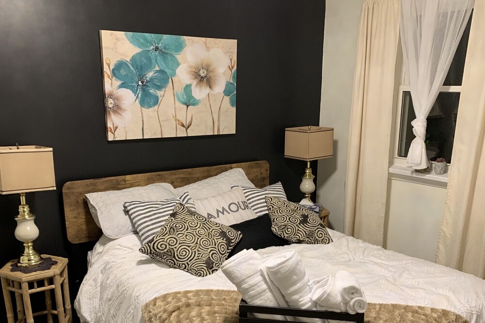 Bungalow apartment-2 minute walk to 80 acres of trails in Harrison Park<br>