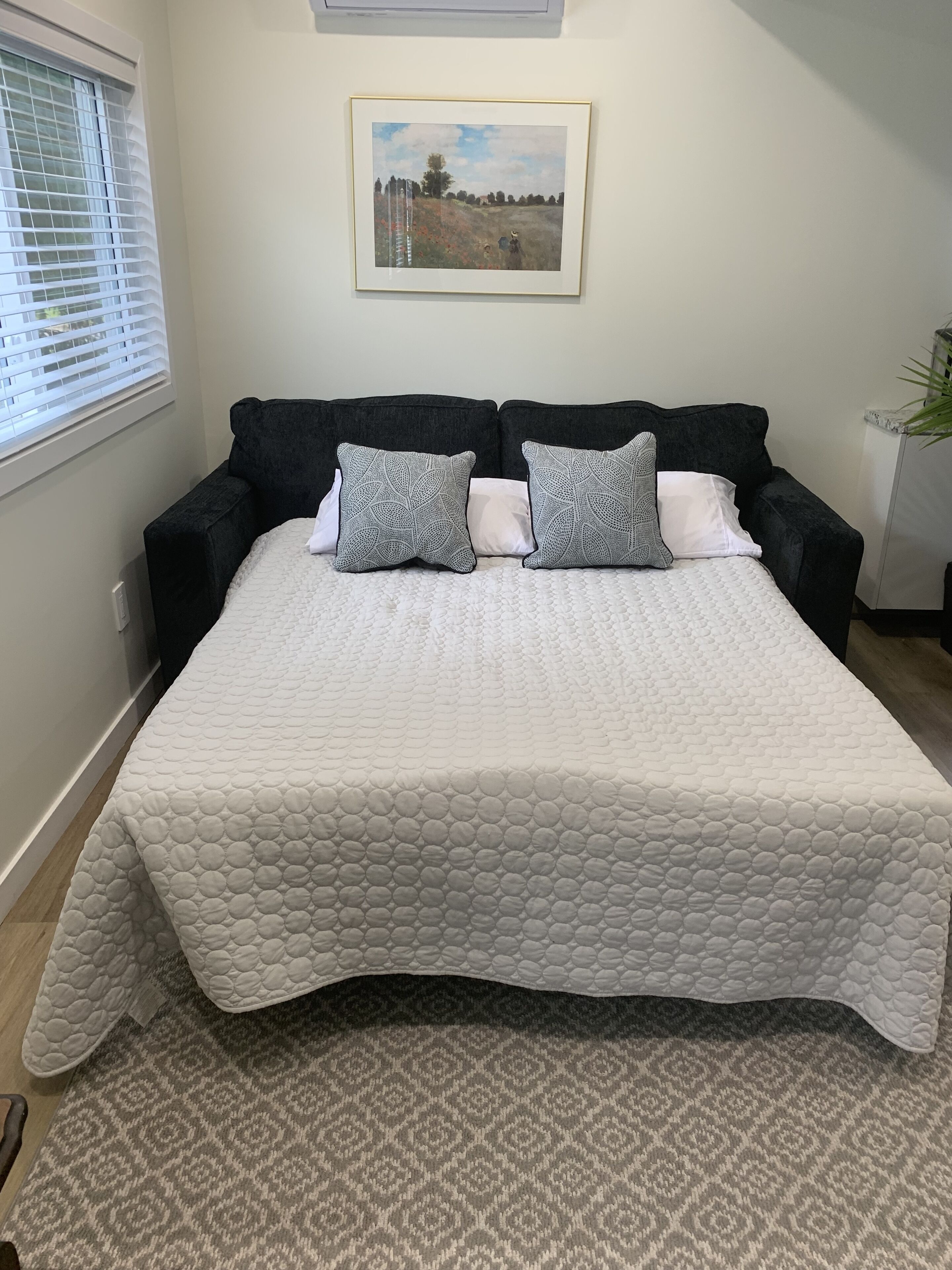 Bungalow apartment-2 minute walk to 80 acres of trails in Harrison Park<br>  