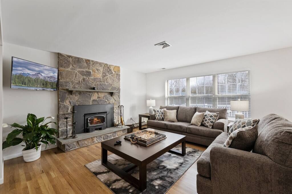 Peace and Privacy at 5 BDRM Villa Set on Wooded Lot