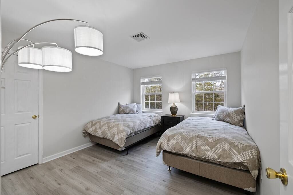 Peace and Privacy at 5 BDRM Villa Set on Wooded Lot