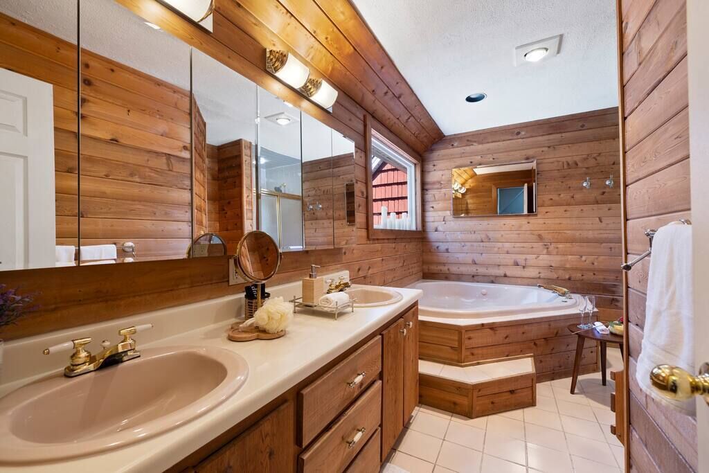 Spacious Home w/Pool/Hot Tub, Mins to Parks/Skiing