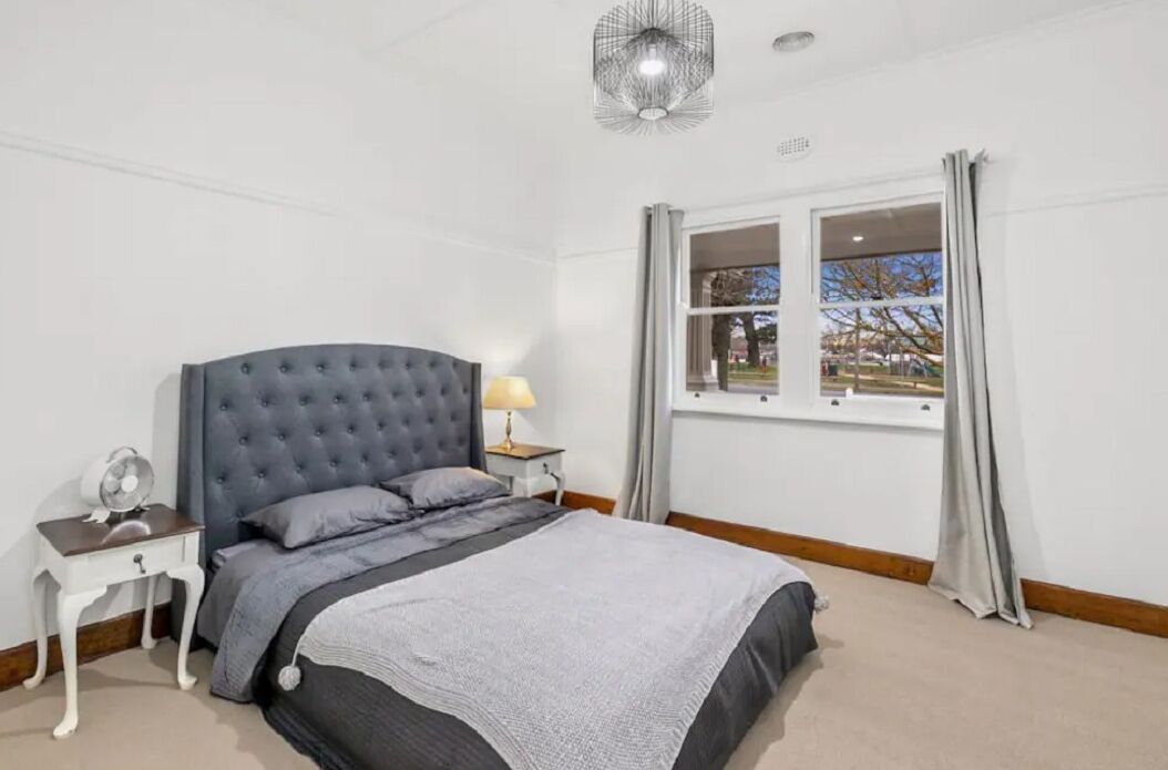 Stylish California bungalow in Newington