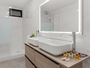 Shower, hair dryer, towels