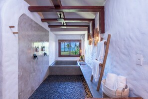 Villa Caraiva | Banheiro | Secador de cabelo, roupões de banho, chinelos, toalhas de banho