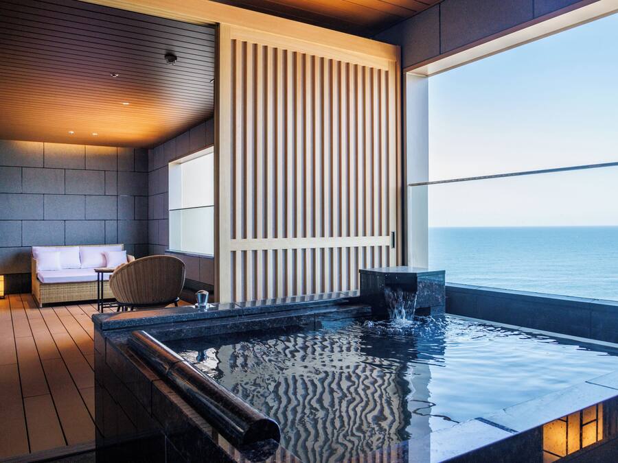 Down comforters, in-room safe, free WiFi, bed sheets