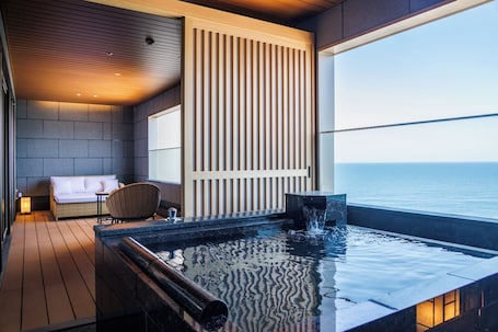 Down comforters, in-room safe, free WiFi, bed sheets. HOTEL OOSADO