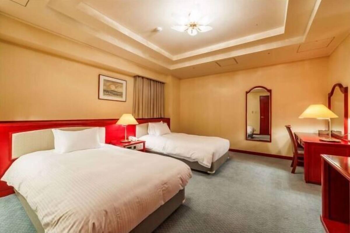 Down comforters, in-room safe, free WiFi, bed sheets