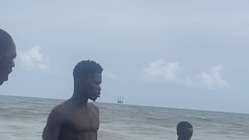 Beach nearby, white sand, beach shuttle, 10 beach bars