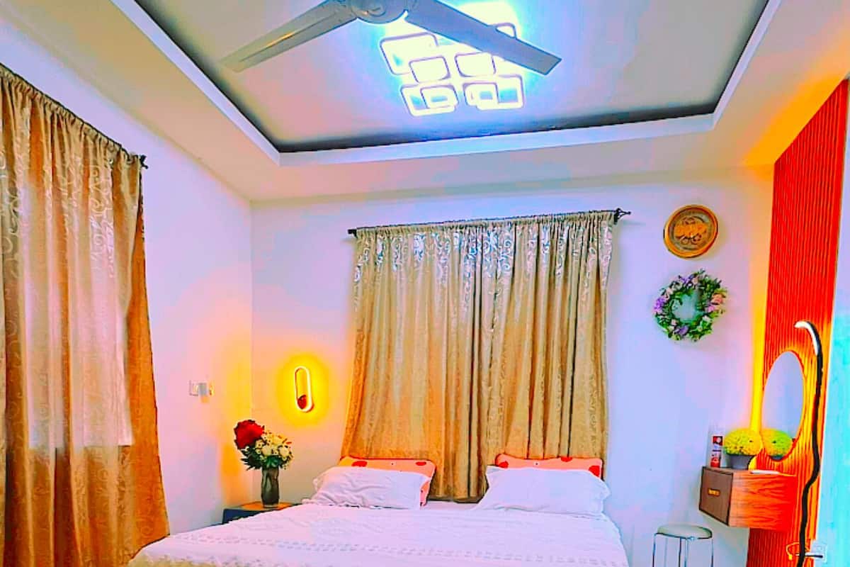 1 bedroom, in-room safe, iron/ironing board, free WiFi