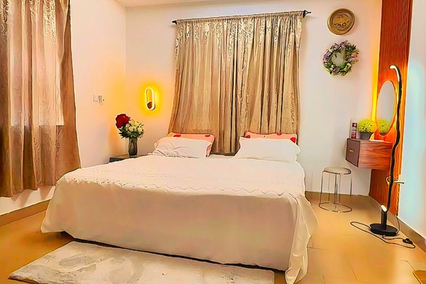 Luxury Apartment | 1 bedroom, in-room safe, iron/ironing board, WiFi (free)