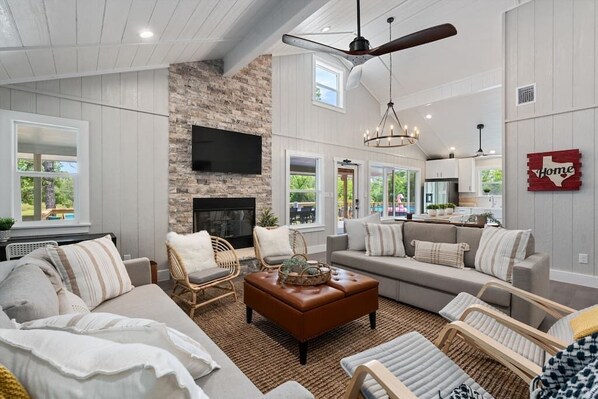 Smart TV, chimenea, videojuegos y tenis de mesa 