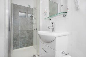 Regadera, regadera tipo lluvia, secadora de cabello, pantuflas 