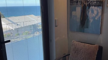 Ropa de cama de alta calidad y caja de seguridad en la habitación