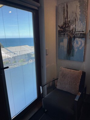 Ropa de cama de alta calidad y caja de seguridad en la habitación