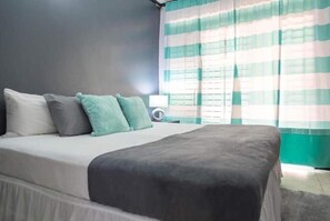 1 bedroom, desk, iron/ironing board, travel cot - Sweet Kensville: Elegant King Suite in New Kingston (Kingston)