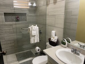 Shower, towels, soap, toilet paper - Sweet Kensville: Elegant King Suite in New Kingston (Kingston)