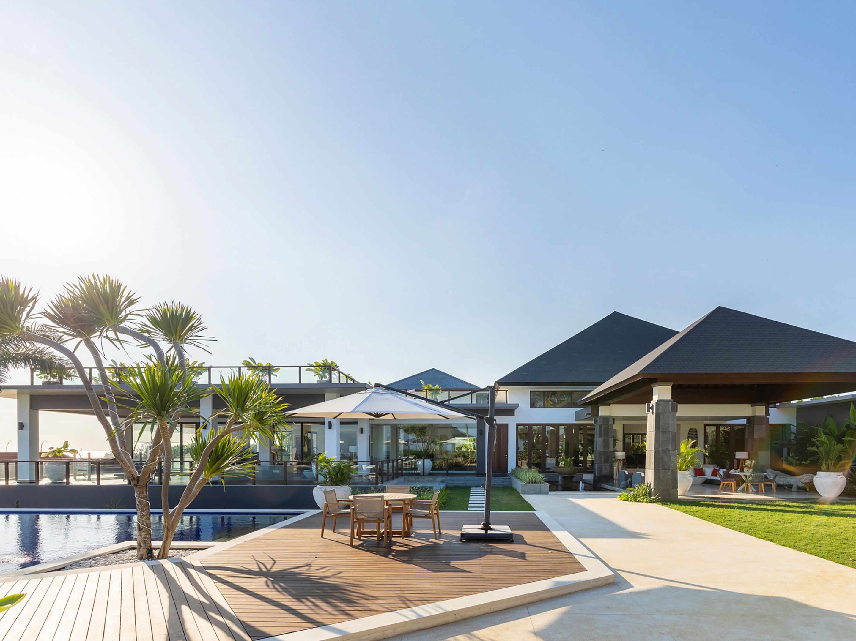 Et moderne resort med swimmingpool, udendørs siddepladser og en velholdt have.