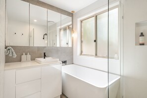 Shower - Oasis Lennox Head unit (Lennox Head)