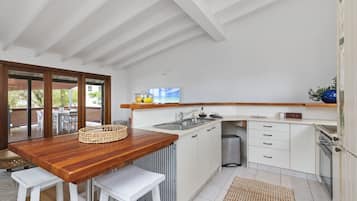 Rumah Keluarga | Dapur pribadi | Lemari es besar, microwave, oven, dan mesin pencuci piring