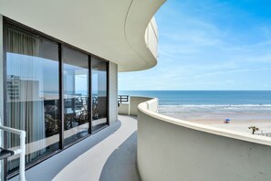 Een balkon met uitzicht op het strand en de oceaan.