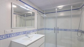 シャワー、ヘアドライヤー、タオル