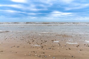 Beach - Steps to Beach & Community Pool! (Bolivar Peninsula)