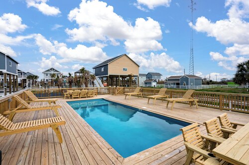 Steps to Beach & Community Pool!