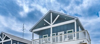 Steps to Beach & Community Pool!