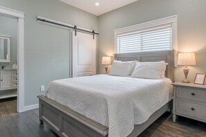 3 bedrooms, travel cot, bed sheets