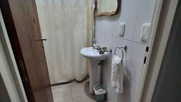 Douche, serviettes fournies, savon, shampoing