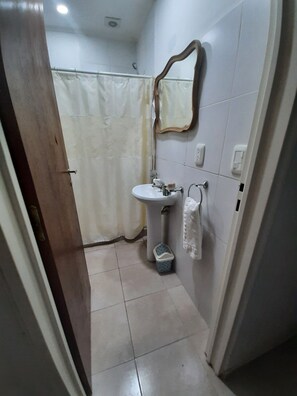 Regadera, toallas, jabón, shampoo