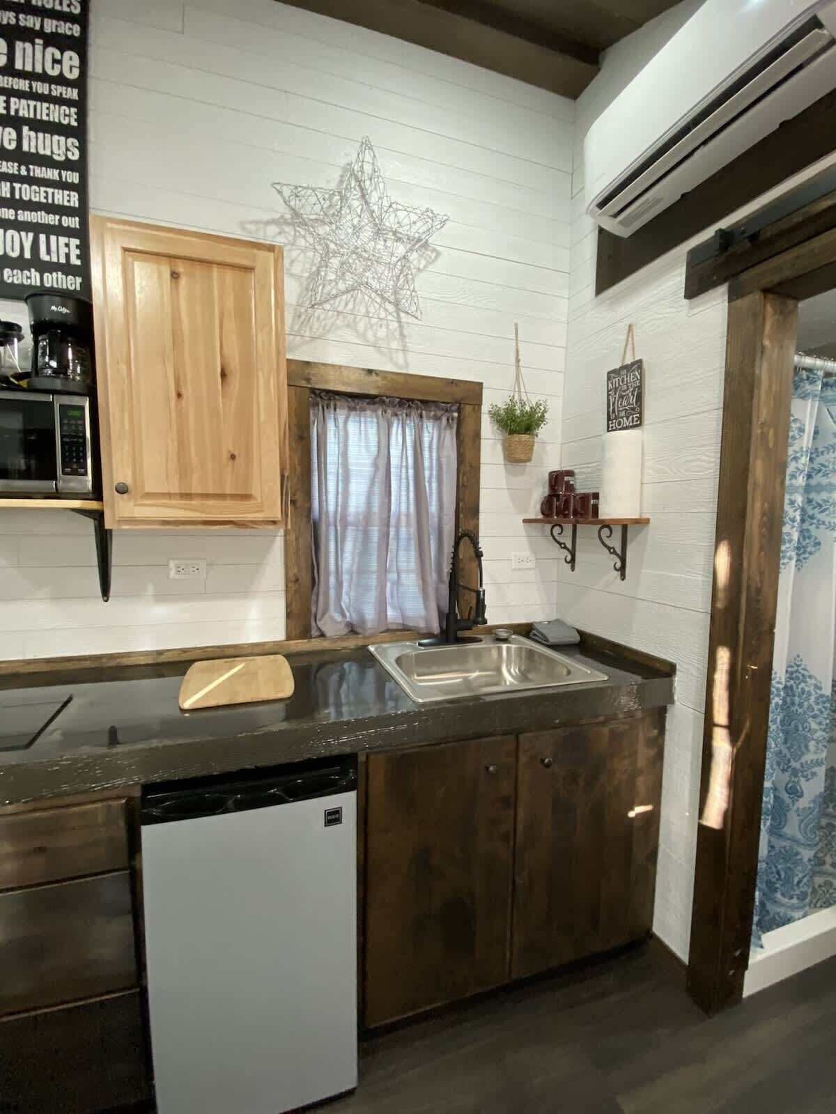 Refrigerador, microondas, cafetera y tetera y tostadora 