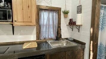 Kjøleskap, mikrobølgeovn, kaffetrakter/tekoker og brødrister