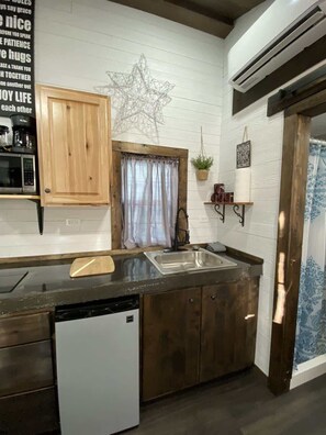 Køleskab, mikrobølgeovn, kaffe-/temaskine, brødrister