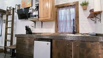 Køleskab, mikrobølgeovn, kaffe-/temaskine, brødrister