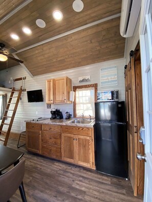 Fridge, microwave, coffee/tea maker, toaster - Tiny House Parker - tiny living downtown Leadville (Leadville)